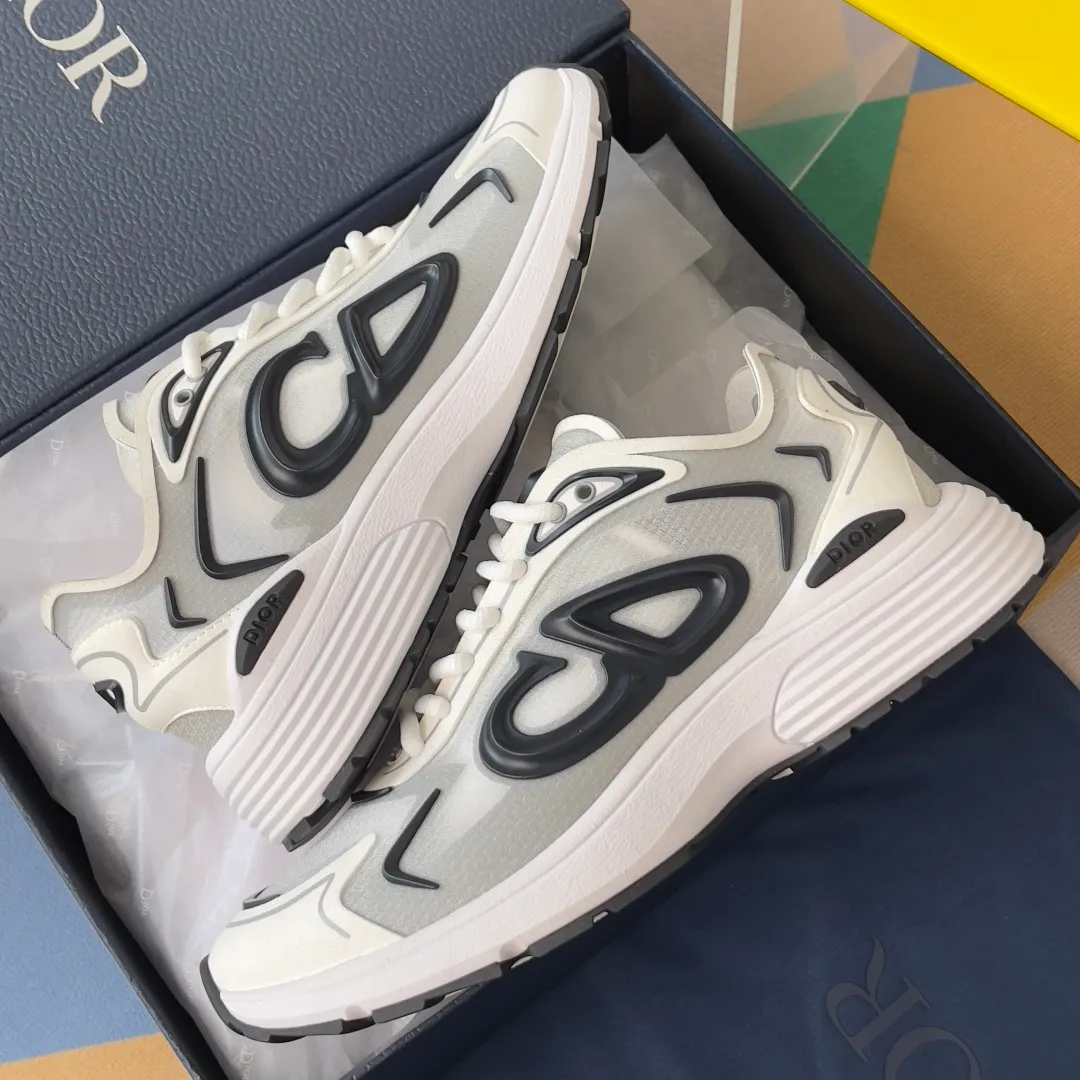 [DIOR] P: 560💰 Men's 39-44 (customized at 45.46) Dior Dior B30 series Countdown technology sneakers casual dad shoes This B30 Countdown technology sneaker is a new product in the 2026 spring men's wear series. The sports silhouette combines high-end logos and technological performance, making it unique. Lightweight and comfortable, it's inspired by modern running and crafted from materials like white and gray N30 nylon, a breathable technical fabric with multiple layers of translucence. Decorated with navy blue injection molded rubber panels and a graphic reinterpretation of the CD30 logo to enhance the style. Rubber Dior B30 and CD30 logos on the tongue and backside. The textured-effect sole is made from elastic rubber and foam and features classic details for ideal comfort. Can be matched with sportswear and casual outfits to create a sophisticated look. Exquisite packaging at the delivery counter 🛍📦 ▪️Fabric: original customized technical fabric + mesh ▪️Inner lining: customized breathable lining ▪️Outsole: original molded IP foam + TPU outsole ▪️Insole thickness: 3.5CM